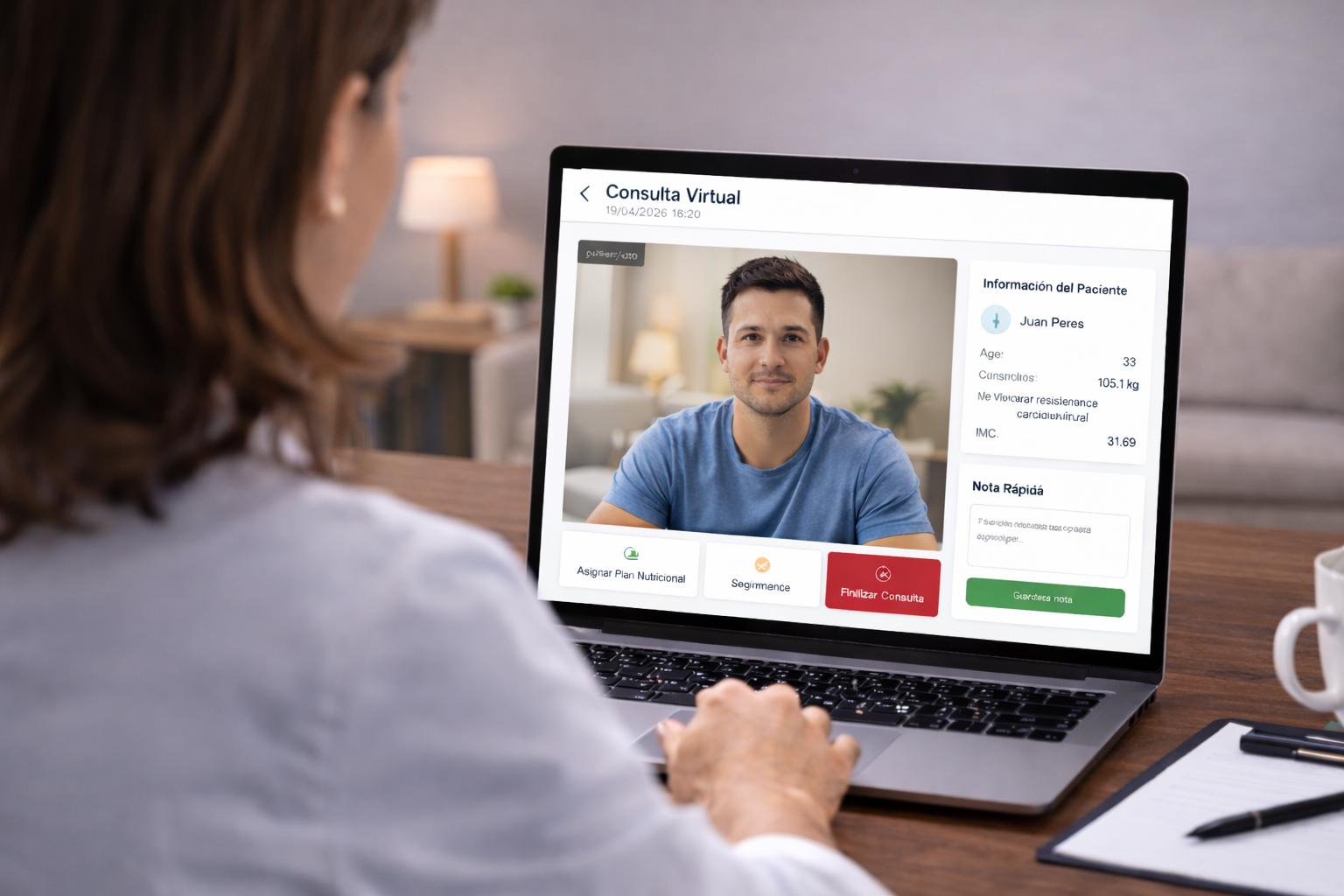 Nutricionista atendiendo una consulta virtual con paciente en NutriConnect